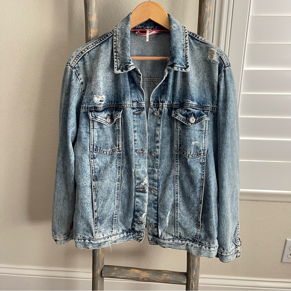 Free People oversized jeans jacket with 2 pockets in the front.